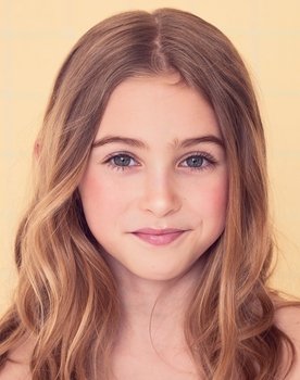 Maya Fellen as Young Sacha (uncredited)