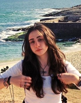 Clara Guedes as Sofia