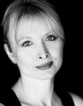 Ksenia Prohaska as Andra