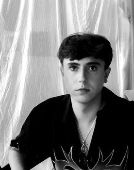 Eduard Amado as Víctor