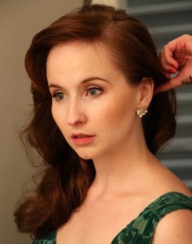 Mary Kate Wiles as Zoe