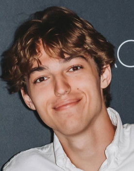 Max Ranney as Carter Blippy