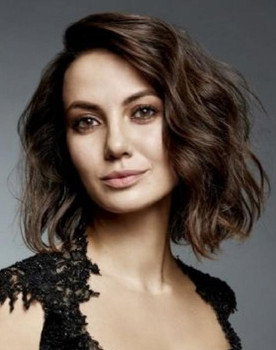 Güneş Emir as Hale