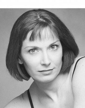 Jackie Cummins as Elizabeth