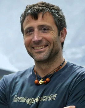 Álex Txikon as Self