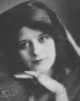 Alice Calhoun as Elizabeth Browne