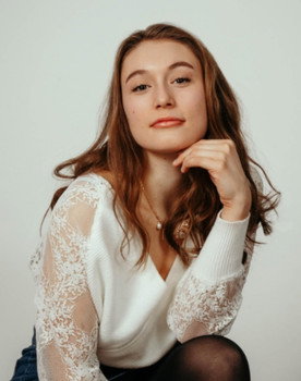 Jordan Carpenter as Sydney Sage