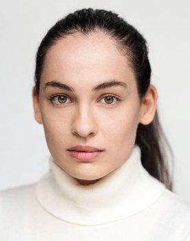 Derya Ay as Julia