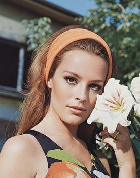 Hülya Koçyiğit as Nazlı