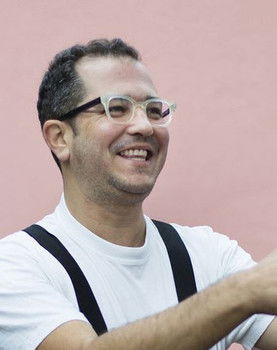 Paulo Patrício as Stewardess