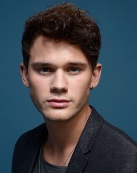 Jeremy Irvine Photo