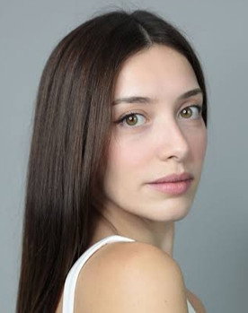 Dilaray Yeşilyaprak as Zeynep