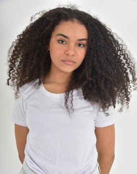 Gi Fernandes as Evelyn
