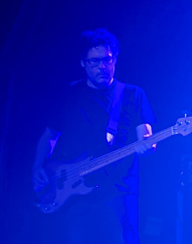 Miguel López as Bajo y coros (self)