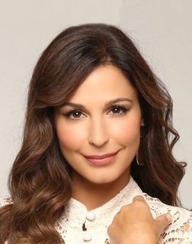 Katerina Papoutsaki as Αλίκη Βασιλάκη
