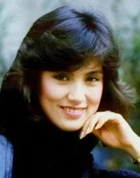 Marylinn Wong Cho-Shut as 華箏