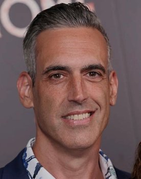 Adam Cantor as Les