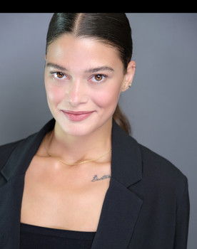 Mona Çalış as Efsun