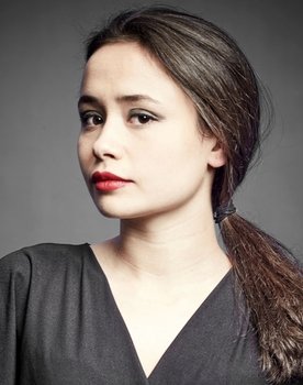 Júlia Castaño as Àlex