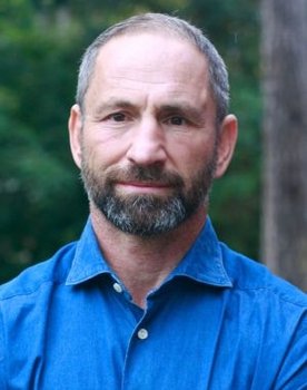 Paolo Roberto as Inmate