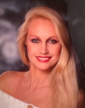 Anneline Kriel as Lena Wallace