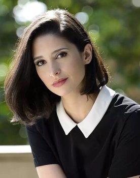 Ana Sophia Folch as Cris