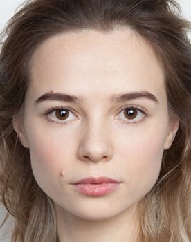 Alexandra Kashtanova as Anya
