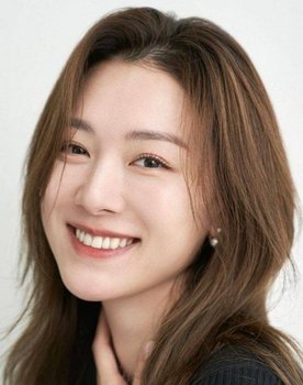 Venus Wong as Lau Yim (Carrie)