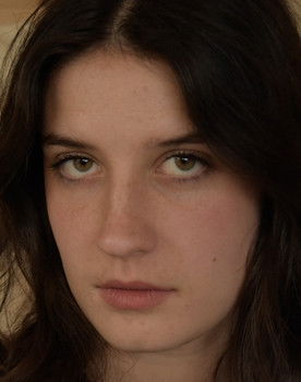 Héloïse Minois as Leslie