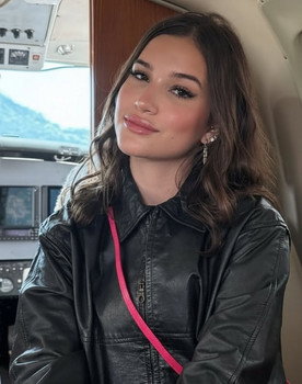 Duda Wendling as Isadora Ferreira Lima Mendes