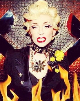 Lola Dragoness Von Flame as Self : Créateur de mode et artiste chez Madame Arthur