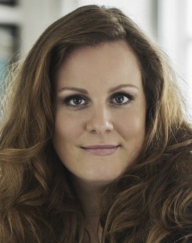 Lise Baastrup as Tine