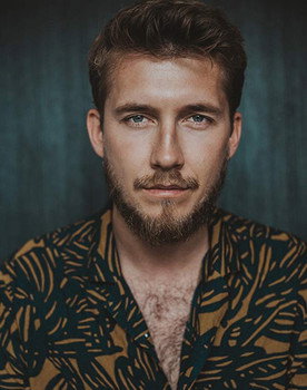 Sebastian Jessen as Frederik