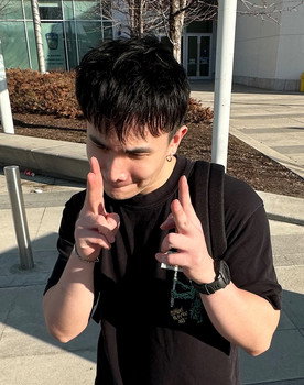 Weibo Liu as Delivery Man