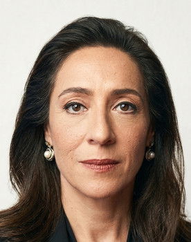 Binnur Kaya as Parvati/Esin Hanım