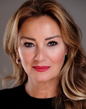 Pınar Altuğ as Aysun