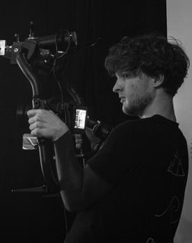 Leander Großart as Being