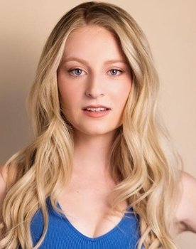 Chiara Miller as Evelyn