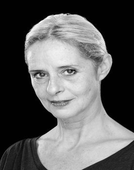Vicky Peña as Tía de Magdalena