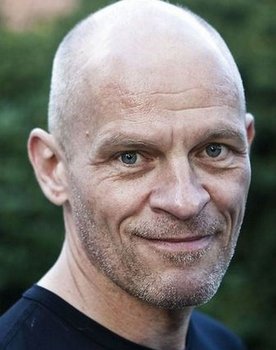 Lars Bom as Bill