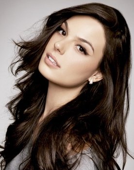 Isis Valverde as Antônia Braga Favais
