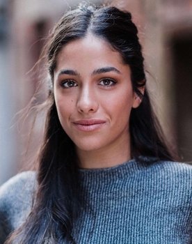Olivia Junkeer as Mia