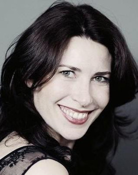Douceline Derréal as Hôtesse d’aéroport