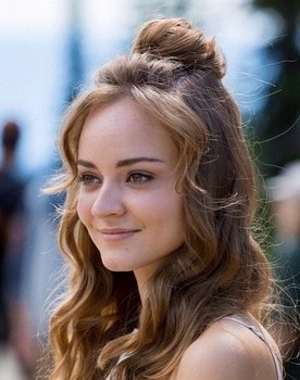 Laura Bilgeri as Catherine