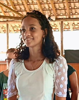 Ester Rodrigues as Júlia