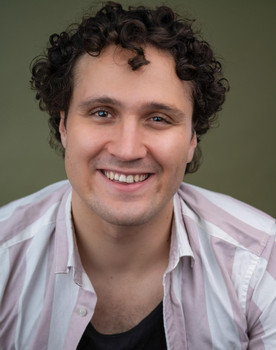 Camillo Lazarczyk as Ezra