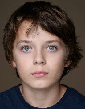 Роман Левченко as мальчишка на остановке