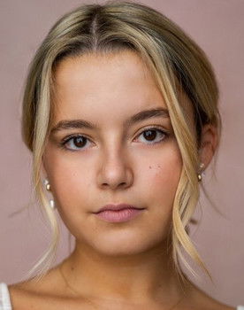 Sydney Martin as Betsy Swain