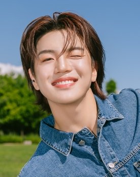 Lee Dong-hun as Himself