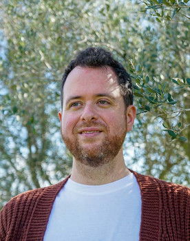 Miguel Siesto as Innkeeper